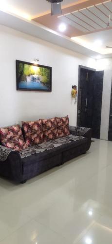 un sofá sentado en la esquina de una habitación en Hari om phase 2 en Nashik