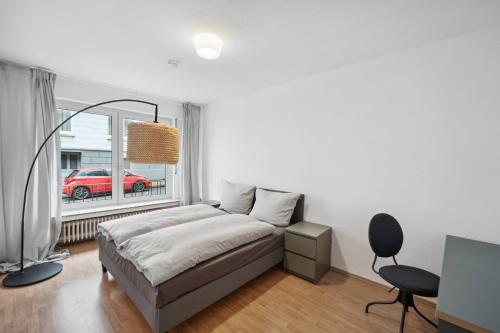 - une chambre avec un lit et une voiture rouge devant une fenêtre dans l'établissement Modernes 3 Zimmer Apartment mit Balkon, à Wuppertal