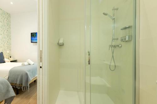 baño con ducha y puerta de cristal en New! La Casa del cerrajero, en Sevilla