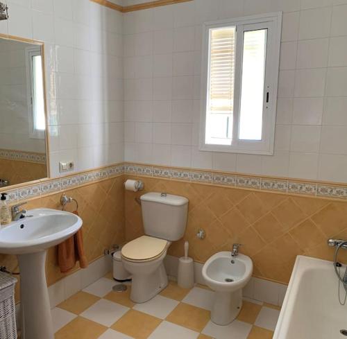 een badkamer met een toilet en een wastafel bij Casa Rural Oropesa in Villanueva del Ariscal