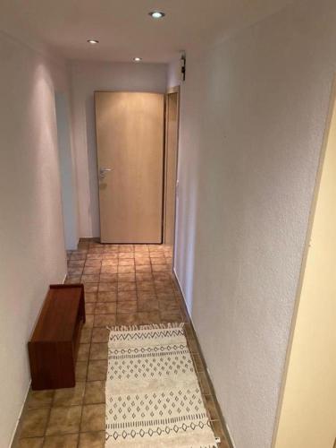 un pasillo con una puerta y una alfombra en el suelo en Einzigartig ruhig, en Bremen