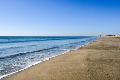 une plage avec l'océan par beau temps dans l'établissement Vue mer grandiose la Grande Motte au Lady Blue Terrasse plein ciel Parking Privé, à La Grande Motte
