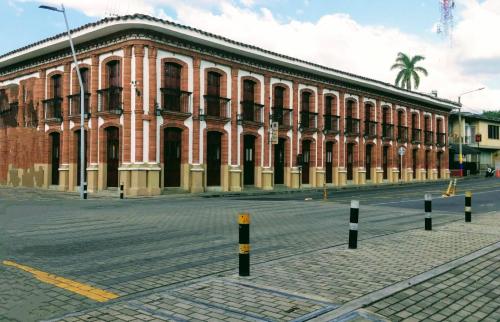 a large brick building with a street in front of it at Apartamento confortable, cerca a la Basílica in Buga