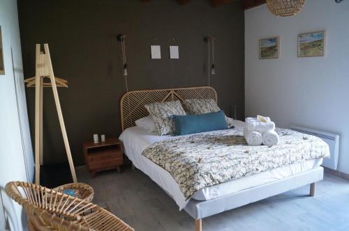 sypialnia z łóżkiem, stołem i statywem w obiekcie Les Prés d'Allerey 