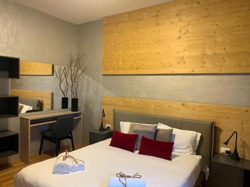 a hotel room with two beds and a desk at Appartamento Carducci in Pieve di Cadore