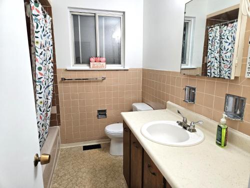łazienka z umywalką i toaletą w obiekcie Charming 3 bedrooms detached house near the airport w mieście Mississauga