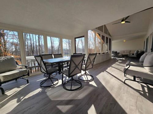 ein großes Wohnzimmer mit einem Tisch und Stühlen in der Unterkunft White Tail Run At Heron Hill Retreat Hot Tub Lake! in Streetsboro