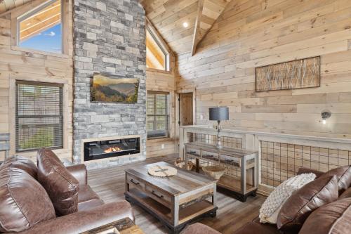 uma sala de estar com lareira num chalé de madeira em Enchanted Escape cabin em Sevierville