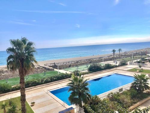 une vue aérienne d'une piscine et de la plage dans l'établissement Barcaresa-Brillant appartement vue mer piscine, au Barcarès