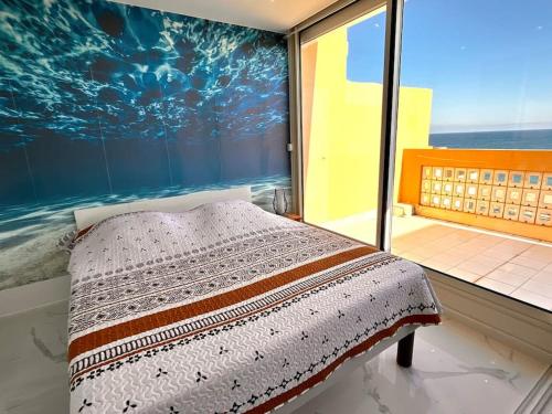 - une chambre avec un lit en face d'une fenêtre dans l'établissement Barcaresa-Brillant appartement vue mer piscine, au Barcarès
