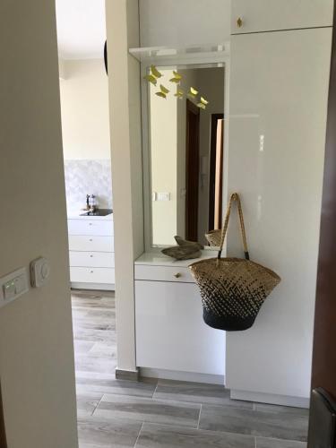 ein Badezimmer mit Waschbecken und Spiegel in der Unterkunft Adria Montenegro Seaview in Herceg-Novi