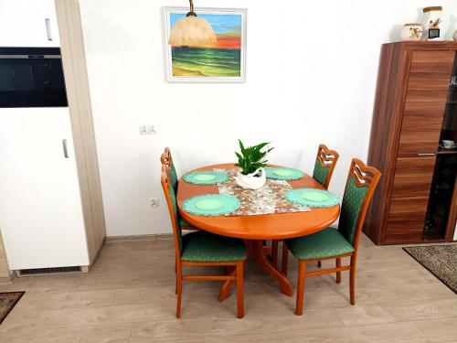 a dining room table and chairs in a room at Apartament Bałtycka 6B in Kołobrzeg