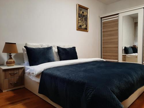 Ein Bett oder Betten in einem Zimmer der Unterkunft Prishtina Central Apartment