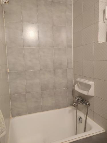Mema's Tranquil Studio in Patra - Free Parking