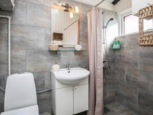 een badkamer met een wastafel, een toilet en een douche bij Holiday home Vinderup XXII in Vinderup