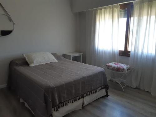 a bedroom with a large bed and a window at Hermosa casa, calidad y tranquilidad garantizada in Concepción del Uruguay