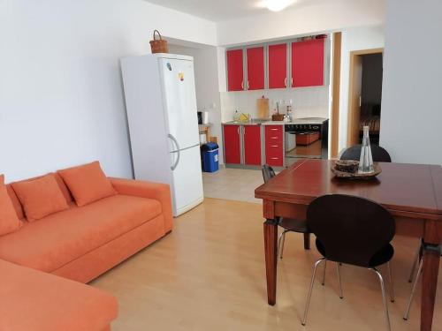 uma sala de estar com um sofá, uma mesa e uma cozinha em Apartman AVA, 2+3, 250m od plaže em Novi Vinodolski