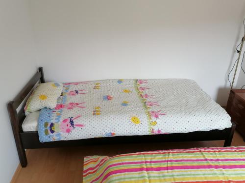 um quarto com uma cama com uma colcha em Apartman AVA, 2+3, 250m od plaže em Novi Vinodolski