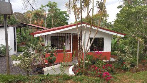 mały dom z czerwono-białym w obiekcie Casa Hummingbird Peace & Nature w mieście Palmares