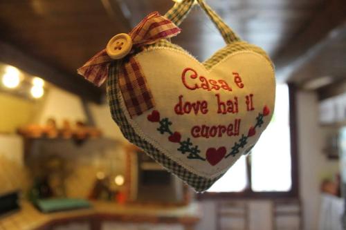a heart shaped bag hanging from a string at Loft le Pavoncelle in Ittiri