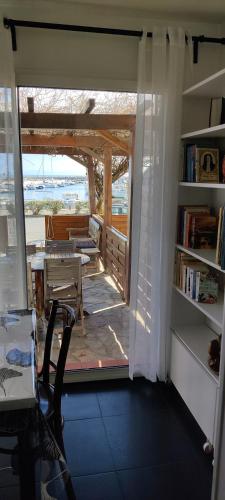 Cette chambre dispose d'une table et offre une vue sur un balcon. dans l'établissement La marine, à Rogliano