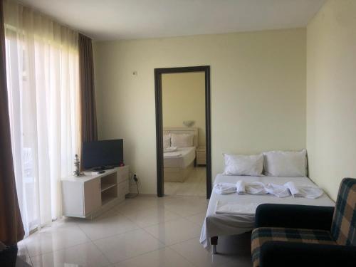 een hotelkamer met een bed en een spiegel bij Afrodita Apartments 2 in Sinemorets