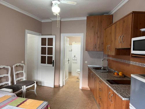 eine Küche mit einer Spüle und einer Arbeitsplatte in der Unterkunft Apartamentos Virgen de Villaverde in Ardales