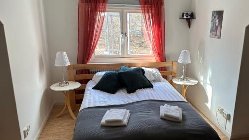 1 dormitorio con 1 cama grande y toallas. en Ekängens Pensionat Garde en Ljugarn