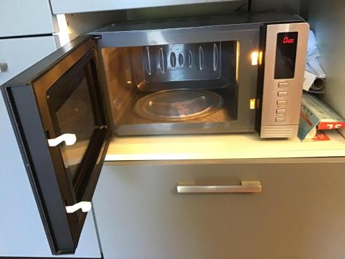 eine Mikrowelle auf einer Küchentheke in der Unterkunft Las Paganes in Argelès-sur-Mer