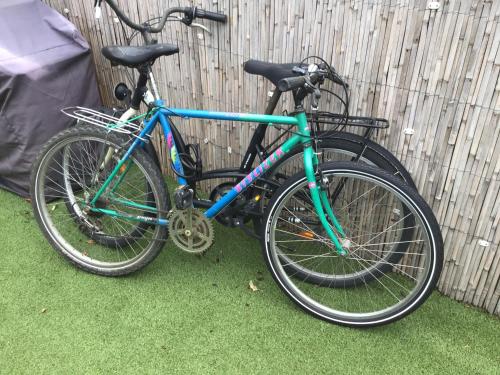 ein Fahrrad ist neben einem Zaun geparkt in der Unterkunft Las Paganes in Argelès-sur-Mer