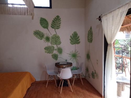 um quarto com uma parede com plantas na parede em Aldea Kinich em Tulum