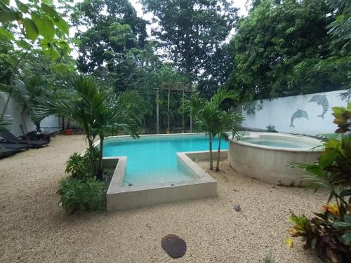 una piscina en un patio con bañera en Aldea Kinich, en Tulum