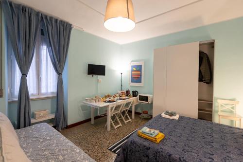 ローマにあるHappy Islandのベッド2台とテーブルが備わる客室です。