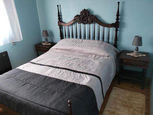 sypialnia z dużym łóżkiem i 2 szafkami nocnymi w obiekcie CASA NOVA MONTALEGRE w mieście Montalegre