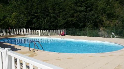 une grande piscine avec une clôture métallique dans l'établissement Vallon des sources, à Digne-Les-Bains