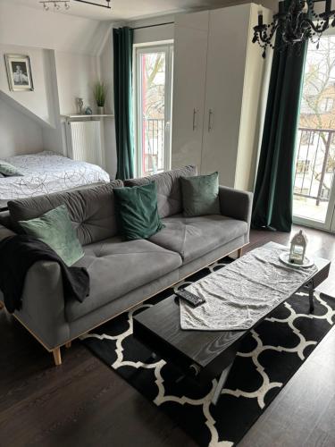 uma sala de estar com um sofá e uma mesa em Apartament Trocera em Zabrze