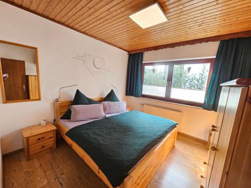 Hemfurth-EderseeにあるHaus Waldesruh, 3 Ferienwohnungenのベッドルーム1室(ベッド1台、緑の掛け布団付)