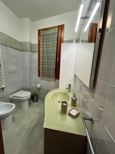 ein Bad mit einem Waschbecken und einem WC in der Unterkunft Appartamento A Casa Nostra in Rivotorto
