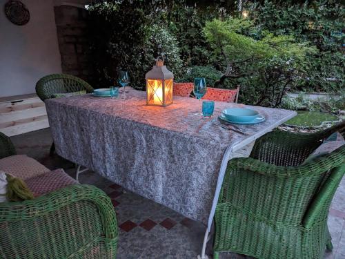 瓦瑞諾博吉的住宿－Appartament Deluxe，一张桌子,上面有灯笼