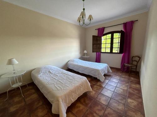 Zimmer mit 2 Betten und einem Fenster in der Unterkunft Quinta Azul in Moncarapacho