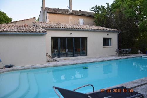 une grande piscine devant une maison dans l'établissement LA BAMBOUSERAIE, à Saint-Rémy-de-Provence