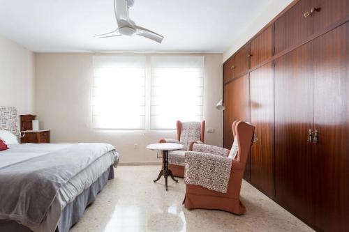 コルドバにあるMarruecos 15のベッドルーム1室(ベッド1台、テーブル、椅子付)