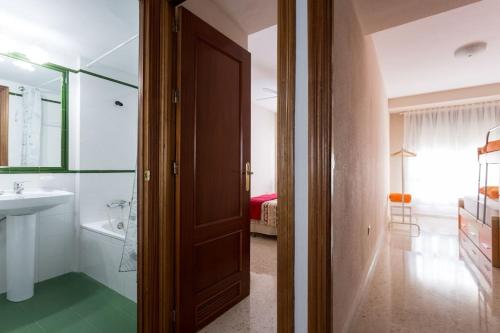 コルドバにあるMarruecos 15のバスルーム(バスタブ、シンク付)、バスルーム(トイレ付)が備わります。