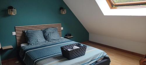 une chambre avec un lit avec un mur bleu dans l'établissement Location chambre au calme proche circuit des 24 heures, à Mulsanne