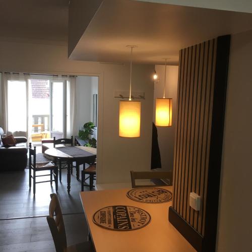 un salon avec une table et une salle à manger dans l'établissement appartement Gilbert, à Vichy
