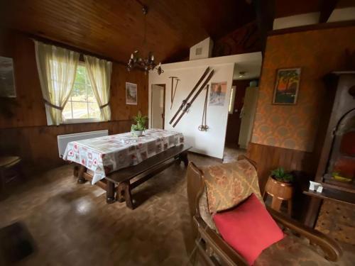 une salle à manger avec une table et deux chaises dans l'établissement Le P'tit Caribou, près des pistes, à Gérardmer