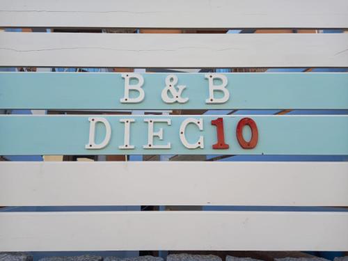 a white bench with a sign that says b b diello at B&B Diec10 in Murta Maria