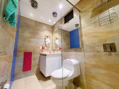 een badkamer met een toilet en een douche bij Simsonlandia, el apartamento más cool in Bogota