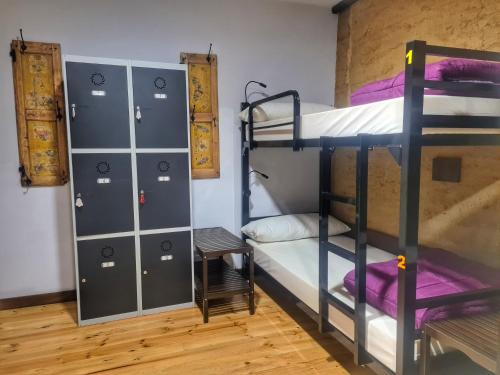 Palanda nebo palandy na pokoji v ubytování Albergue El Encanto