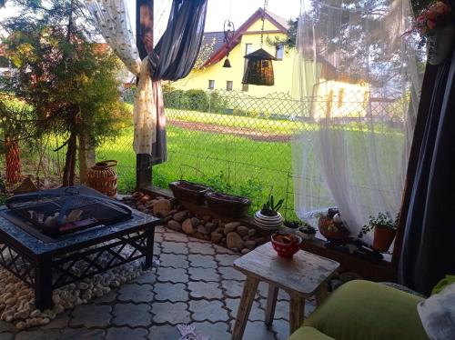 eine Terrasse mit Blick auf einen Hof in der Unterkunft Apartmán Eva in Liptovský Svätý Peter